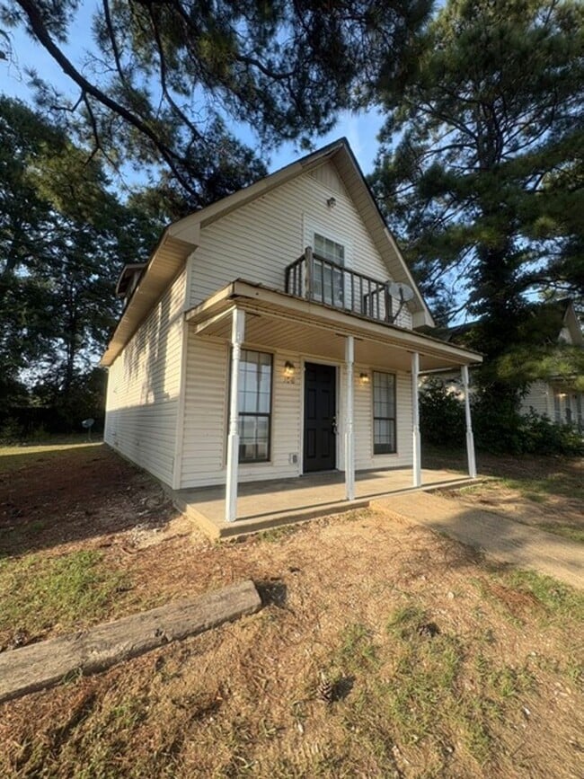 Building Photo - 106 Money St