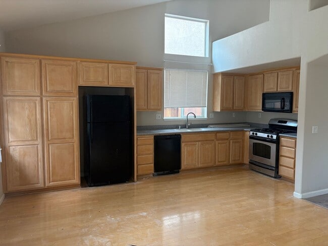 Building Photo - Close to ACE train, parks and school