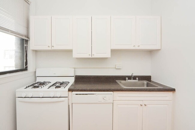 Building Photo - 3733 N Pine Grove Ave