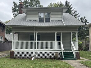 Building Photo - 1004 S Busey Ave
