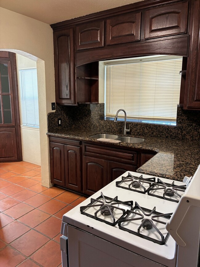 Cocina con encimeras de granito - 2341 Pine Ave