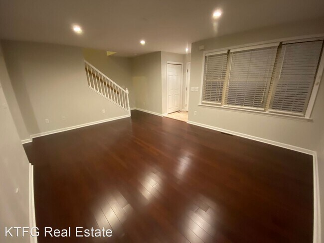 Building Photo - 4 br, 3.5 bath House - 606-F Oakwood Ave