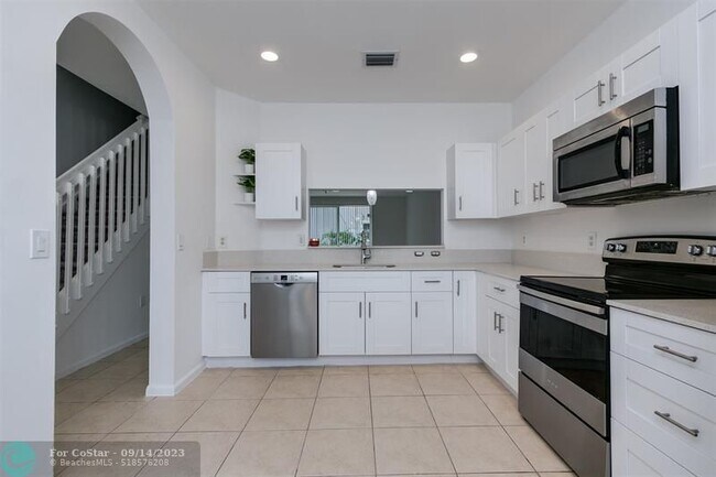 Building Photo - 2830 SW 82nd Ave