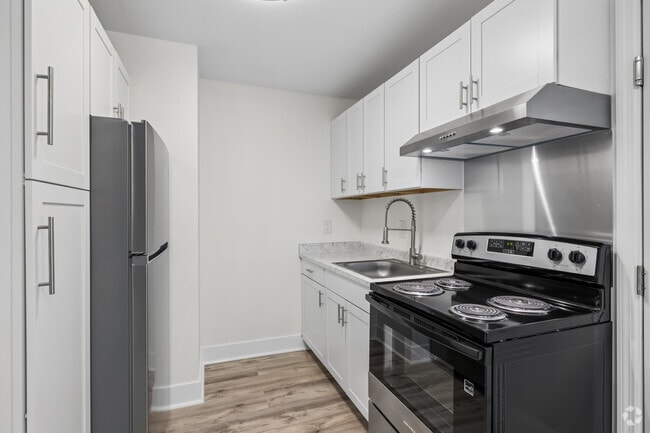 1BR, 1BA - 600SF - Kitchen - Southgate Apartments