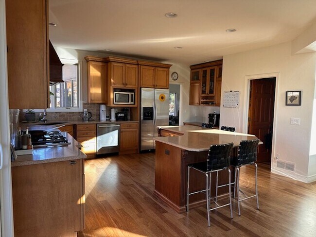 Foto del edificio - Wonderful, Sun-Filled 4-Bed 5-Bath Home on Enclosed Double-Lot on Coal Creek Golf Course in Louis...