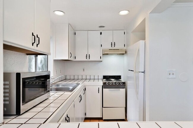 Building Photo - 3074 Sheridan St