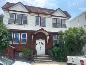 140 Leslie St
