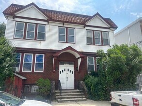 Building Photo - 140 Leslie St