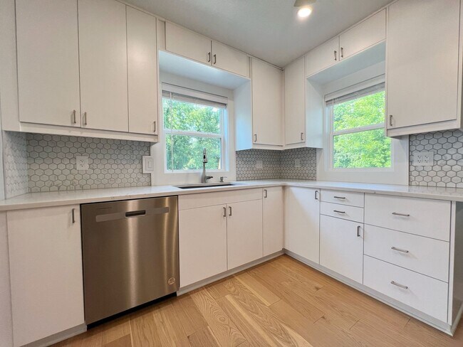 Foto del edificio - SEE IT NOW: Fully Renovated 4-Bedroom Ranc...