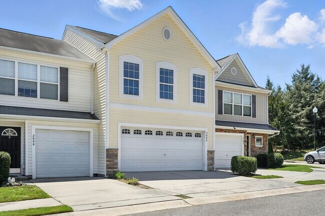 Building Photo - Charming 3-Bedroom Townhome with Fenced Backyard in Raleigh