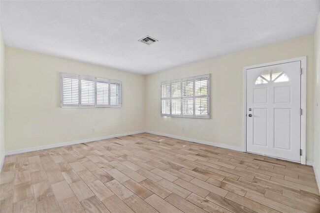 Foto del edificio - 838 NW 10th Ave