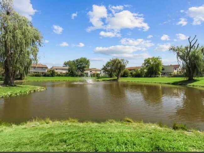 Building Photo - Lovely 3 bedroom 2 bath duplex