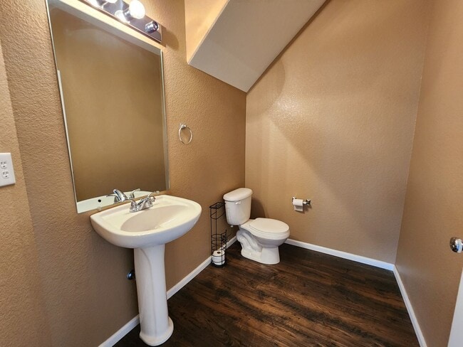 Building Photo - 3 Bed 3 bath Town House in Soaring Eagles!