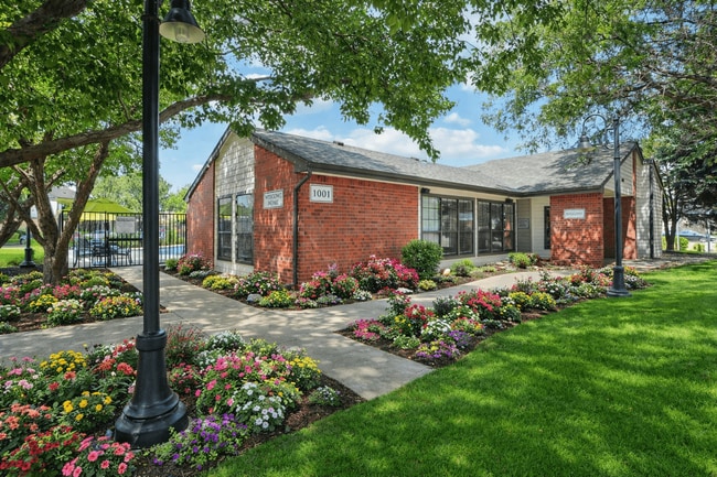 Building Photo - Country Club West