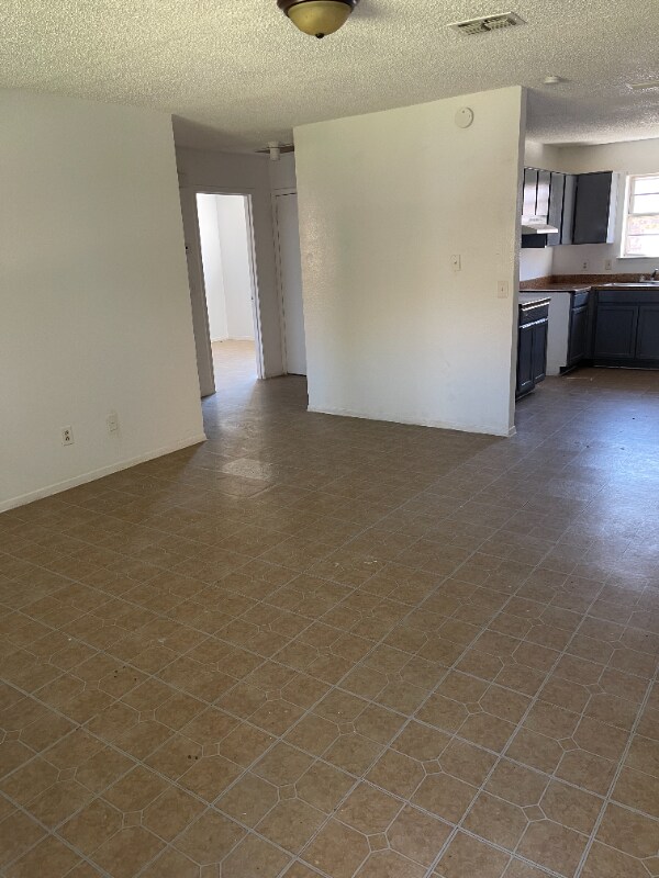 Building Photo - 1725 E 1st St