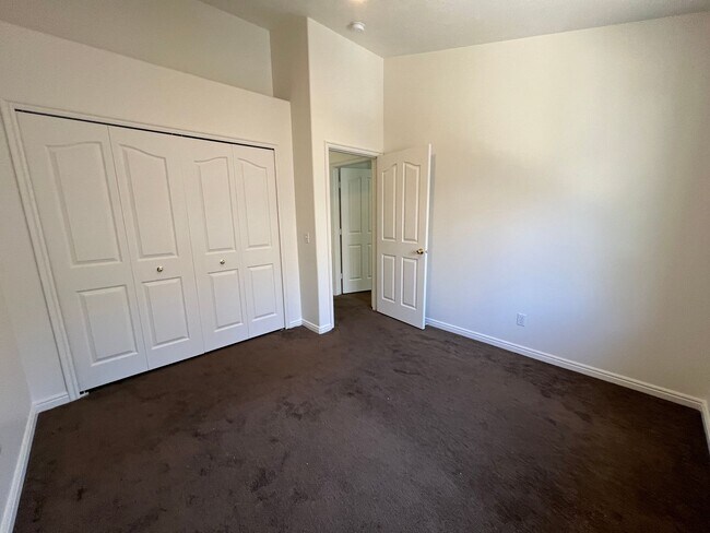 Building Photo - 652 N 2720 E