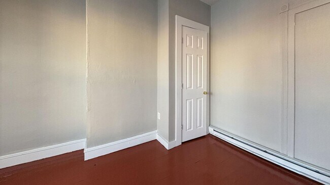 Building Photo - Spacious and Cozy 3-Bedroom Home