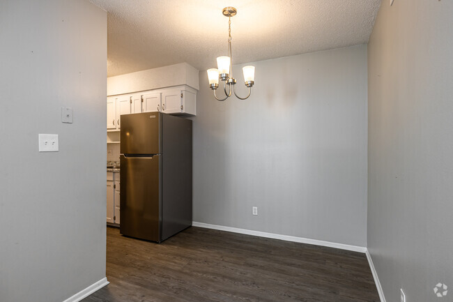 2BR, 1BA - 885 SF/Renovated - Riviera Apartments