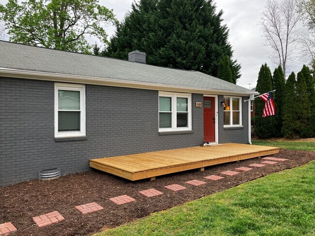 Building Photo - Charming 3 bedroom, 1 bathroom brick home ...