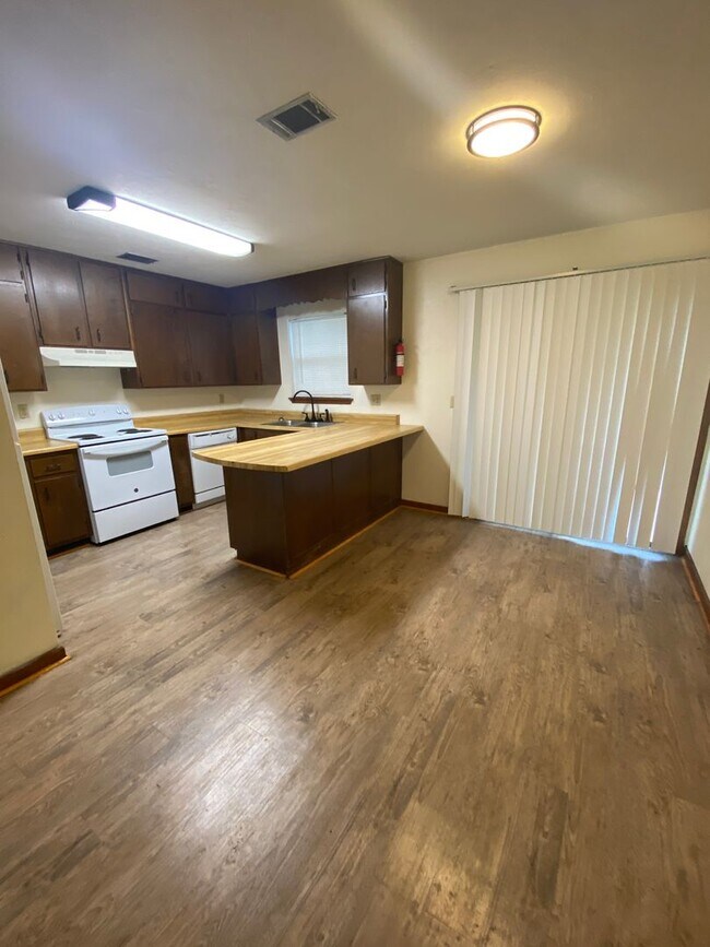 Building Photo - 1330 Fuller Rd