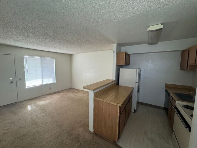 Building Photo - 1 Bedroom Central location with AC!!