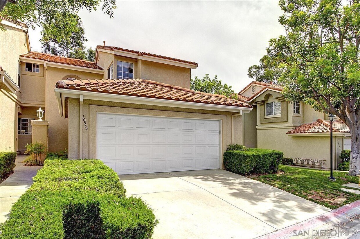 Primary Photo - 10963 Creekbridge Pl