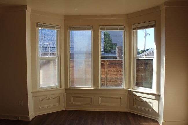 Building Photo - Recently renovated | Bay window | Walkable | Washer/Dryer combo in unit