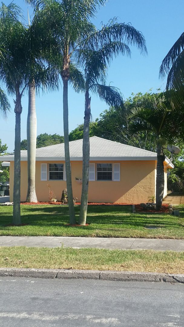 Building Photo - Renovated 4/2 SFR with extra large fenced ...