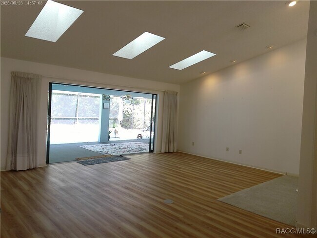 Foto del edificio - 96 Sycamore Cir