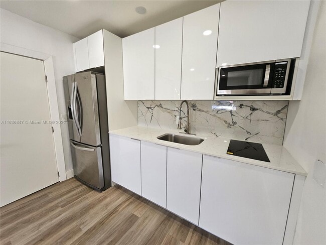 Building Photo - 913 Ortega Rd