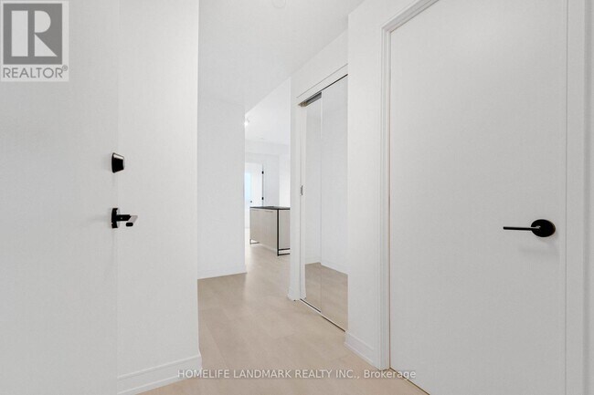 Photo du bâtiment - 8020 Derry Rd