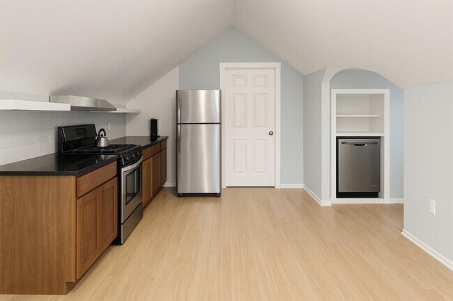 Building Photo - Charming Studio Apartment in Triplex Near UT