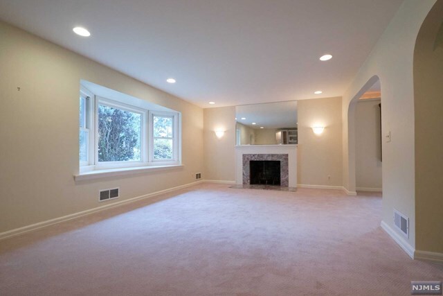 Building Photo - 74 Thornbury Ave