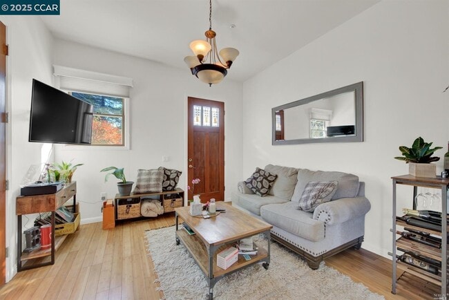 Building Photo - 990 G St