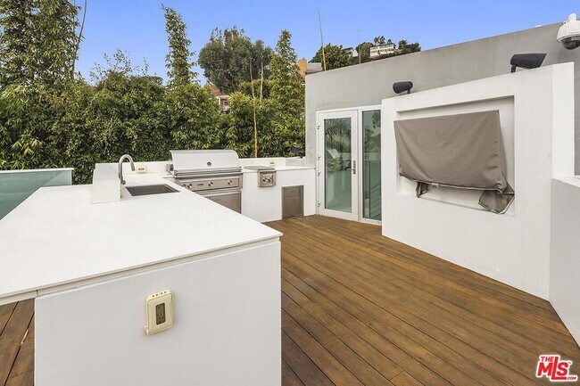 Foto del edificio - 1377 Miller Pl