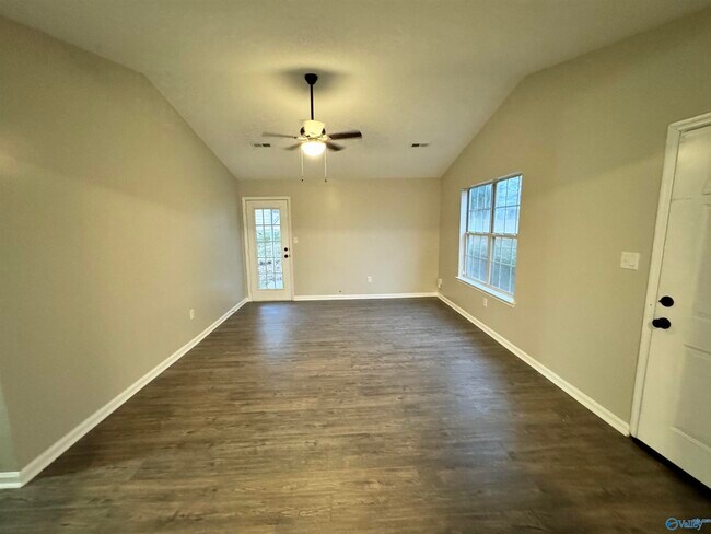 Building Photo - 121 Bramblebush Dr