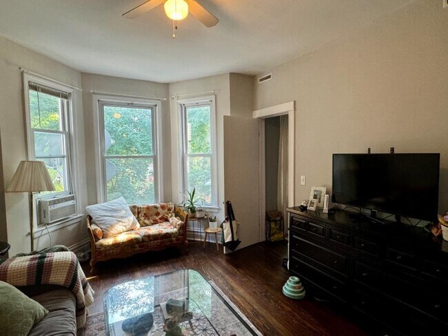 Foto del edificio - 3 bedroom in Chicago IL 60657