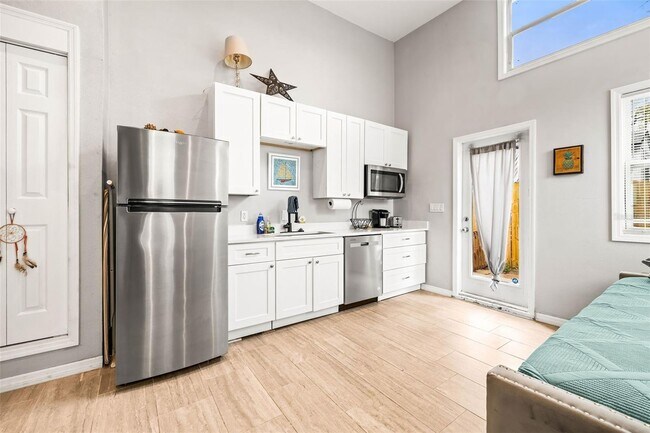 Building Photo - 2867 12th Ave N