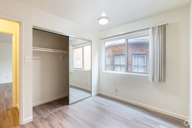 2BR, 1BA - 650SF - 2025 Francisco St. Apartments
