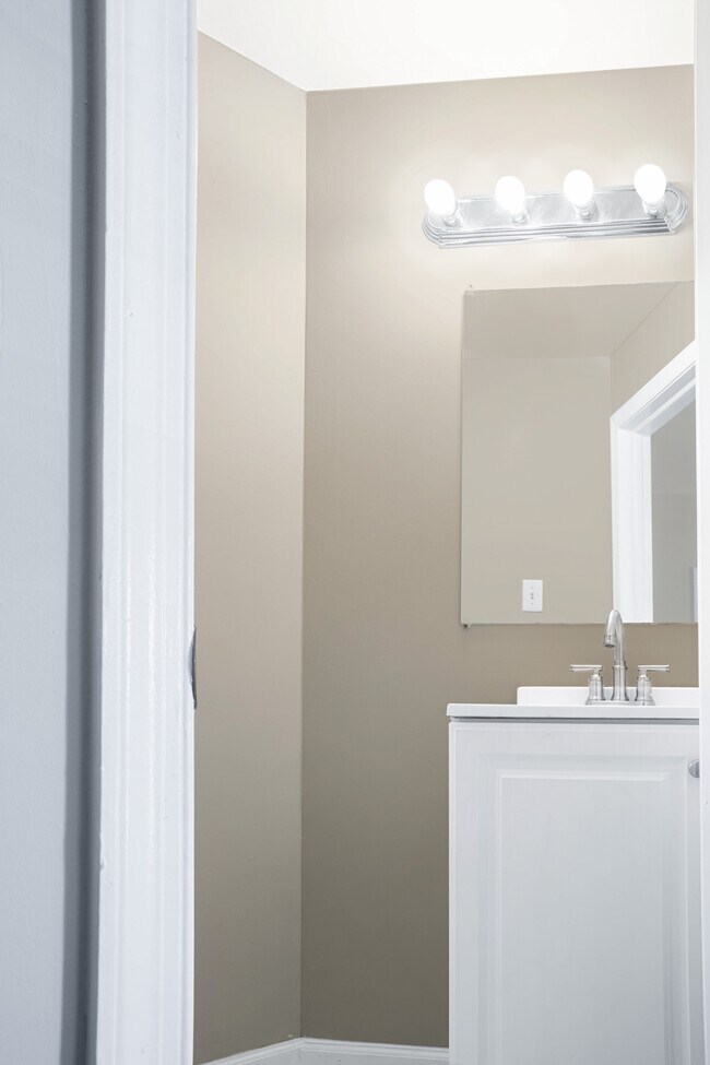 Building Photo - 2137 Mifflin St