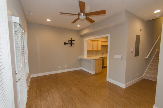 Building Photo - 414 E 4th St