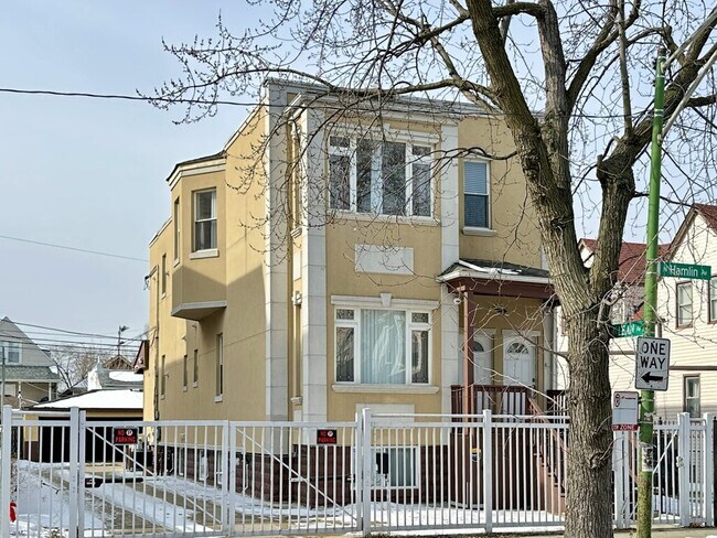 Foto del edificio - 2028 N Hamlin Ave