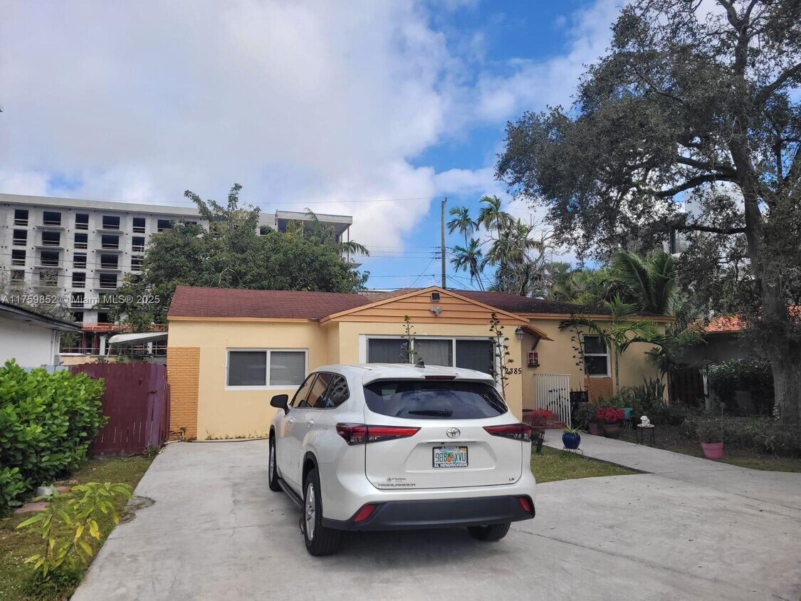 Foto del edificio - 2385 NE 185th St