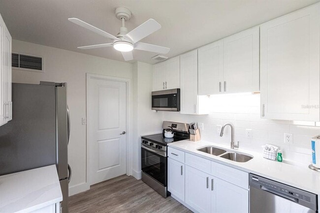 Building Photo - 6020 Midnight Pass Rd