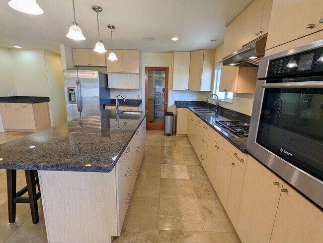 Building Photo - Large Luxury 4 bedroom 2 bath home with  2...