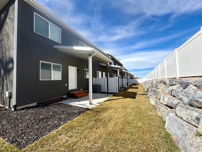 Building Photo - 718 N 160 E