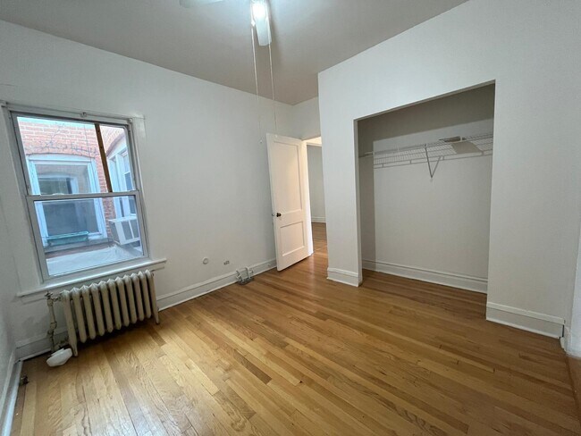 Foto del edificio - 6017 W Irving Park Rd