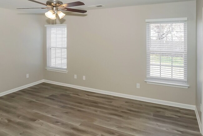 Building Photo - 550 Hill Crest Cir