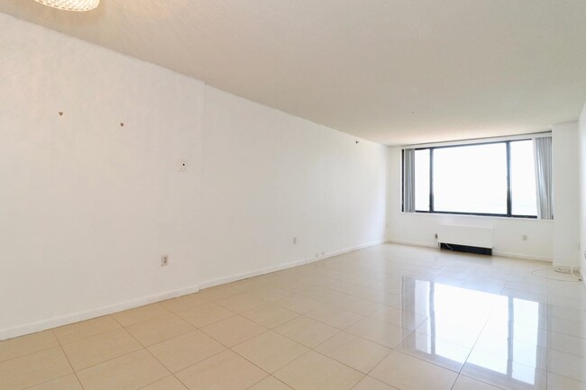 Building Photo - 45 River Dr S