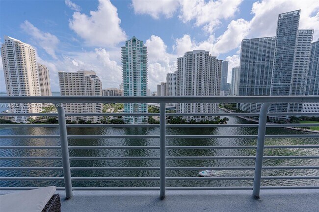 Foto del edificio - 325 S Biscayne Blvd